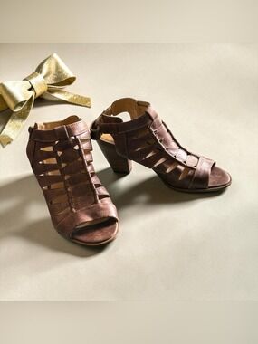 Naturalizer Talan Brown Cutout Peep-Toe Block Heel Sandals 7.5